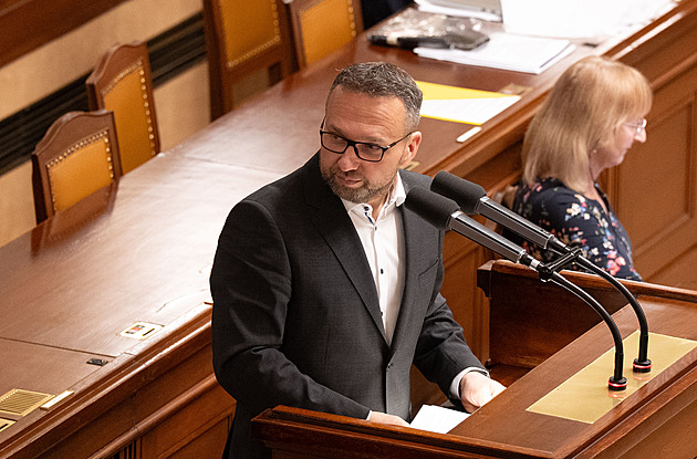 Proč o tom jednáme? Bojíte se, že se budeme chovat jako vy, vytkl vládě Jurečka