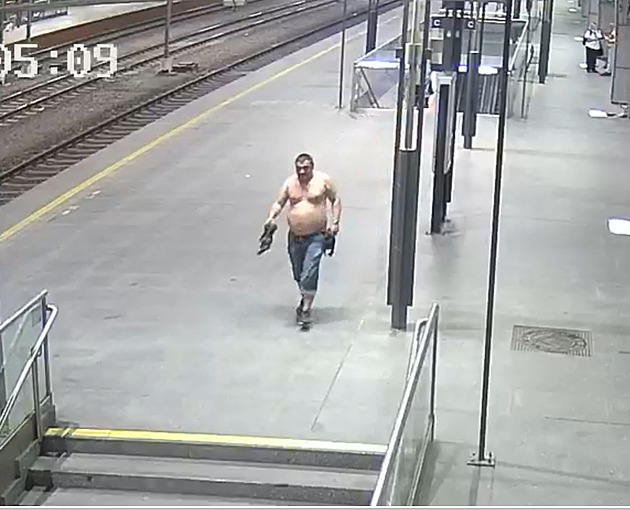 V kupé se porvali, došlo i na loupež. Policie hledá polonahého muže z vlaku