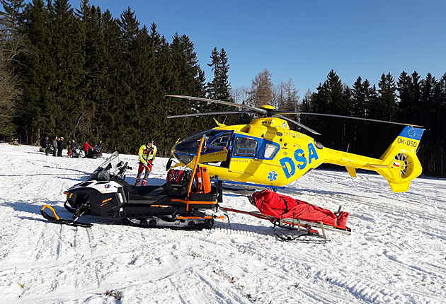 Na sjezdovce v Jizerských horách zemřel český lyžař, narazil do stromu