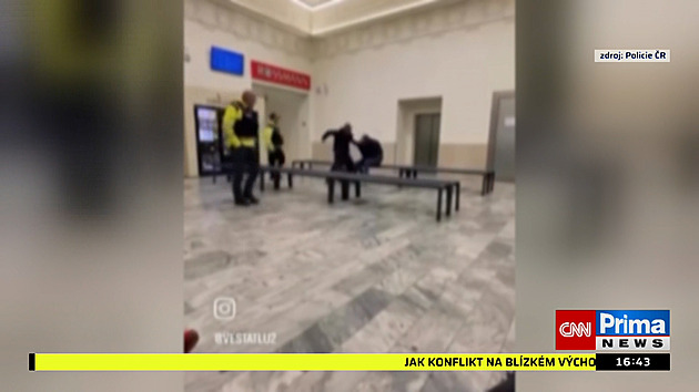 Brutální útok na nádraží, pracovníci ostrahy odvlekli muže z čekárny a zbili ho