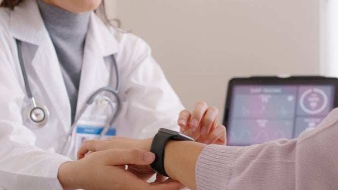 VZP začne zdarma rozdávat pacientům chytré hodinky. Dostanou je rovnou v nemocnici