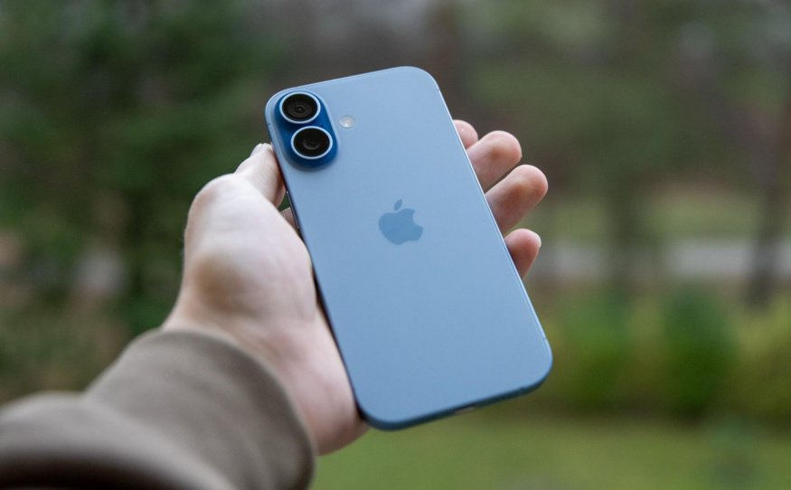Pouze do pondělí. Za nejlepší cenu v Česku koupíte iPhone 17, MacBook Air, Xiaomi i Motorolu
