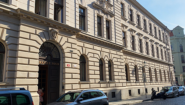Drogy, oblečení nebo mobil jako odměna. Za sex se školačkami soud potrestal dva muže