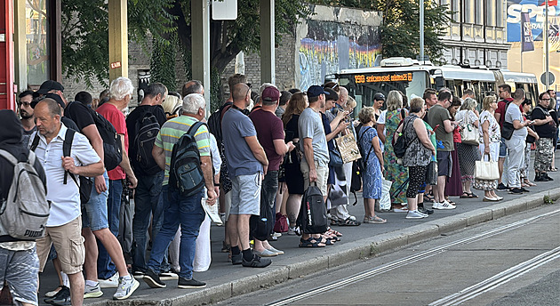 Linka metra B ze Smíchovského nádraží na Florenc stojí v obou směrech