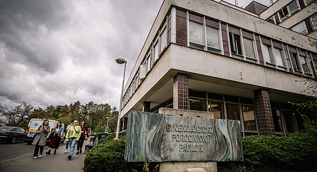 Když jde o život, nelze riziku popálení vždy zabránit, říká lékař ke zraněné rodičce