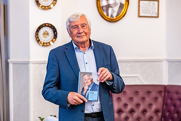 Scrollování na sítích oslabuje hlubší přemýšlení, varuje neurolog Komárek