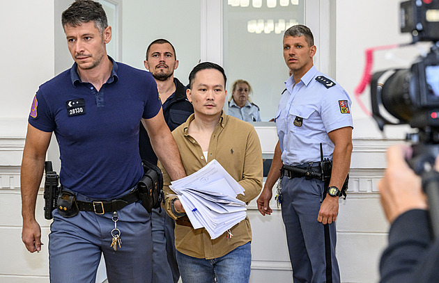 Třináct lidí soudí za převážení běženců, mezi obžalovanými je i bývalý strážník