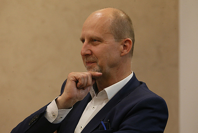 Výsledky voleb do Senátu: Děčínsko ovládl v prvním kole Linhart, na Lounsku postoupil Trešl