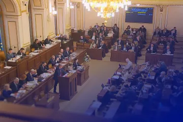Poslanci by měli zahájit jednání o zavedení mimořádné daně na rafinerie