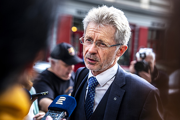 Senát pošle služební zákon k Ústavnímu soudu, řekl Vystrčil