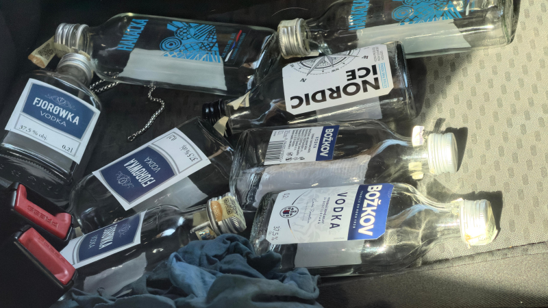 Auto měl plné prázdných lahví od vodky. Opilý řidič v Praze boural, pak z místa ujel